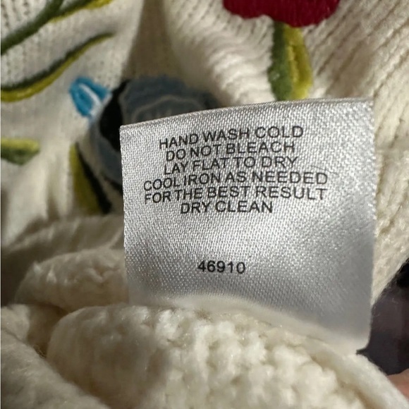 Romeo & Juliet Couture Embroidered Oversized Cozy Cottage Granny Casual Crewneck - Picture 6 of 9